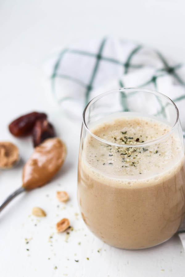 This Maca peanut butter smoothie is the perfect pairing of sweet and savory. Maca helps improve your mood, physical endurance, skin, memory and provides lasting energy. This smoothie is the perfect way to start your day | Mealswithmaggie.com #smoothieideas #smoothie #maca #macahealthbenefits #peanutbuttersmoothie