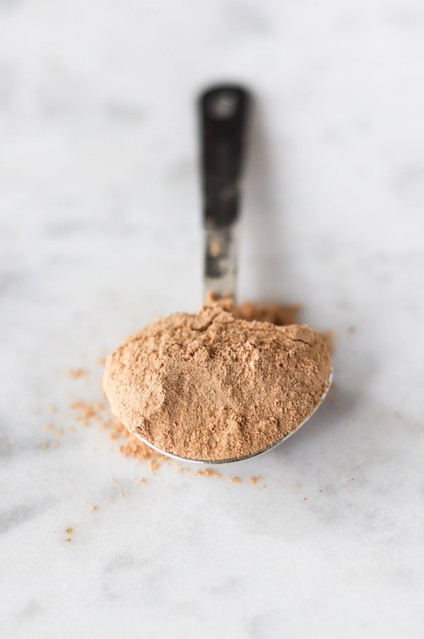 This Maca peanut butter smoothie is the perfect pairing of sweet and savory. Maca helps improve your mood, physical endurance, skin, memory and provides lasting energy. This smoothie is the perfect way to start your day | Mealswithmaggie.com #smoothieideas #smoothie #maca #macahealthbenefits #peanutbuttersmoothie